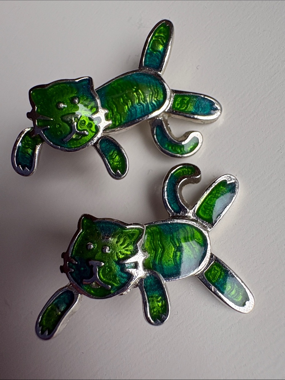 EUC Vintage Edgar Berebi Signed Green Enamel Articulated Cat Earrings
